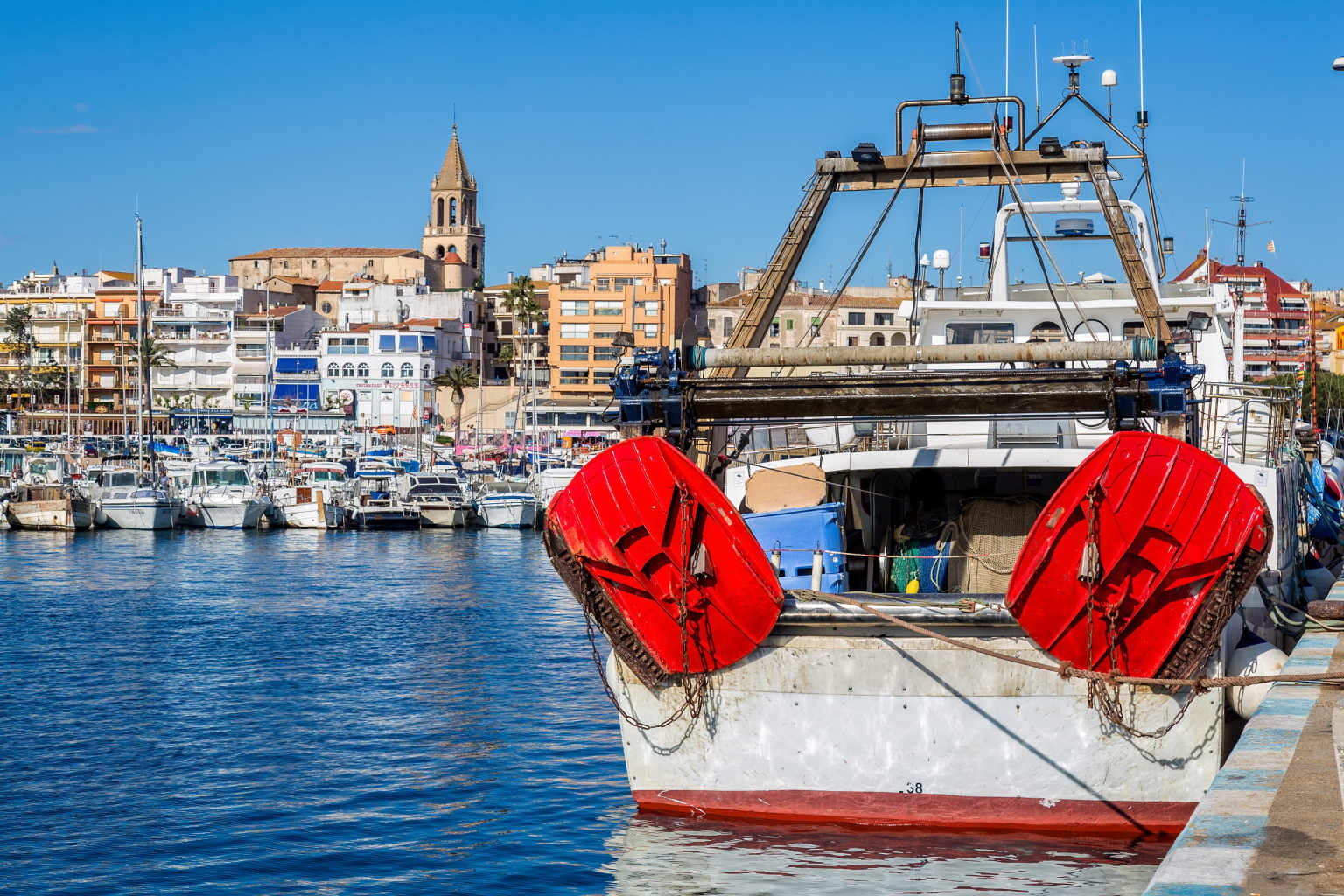 Fischerboot im Hafen von Palamós in Spanien