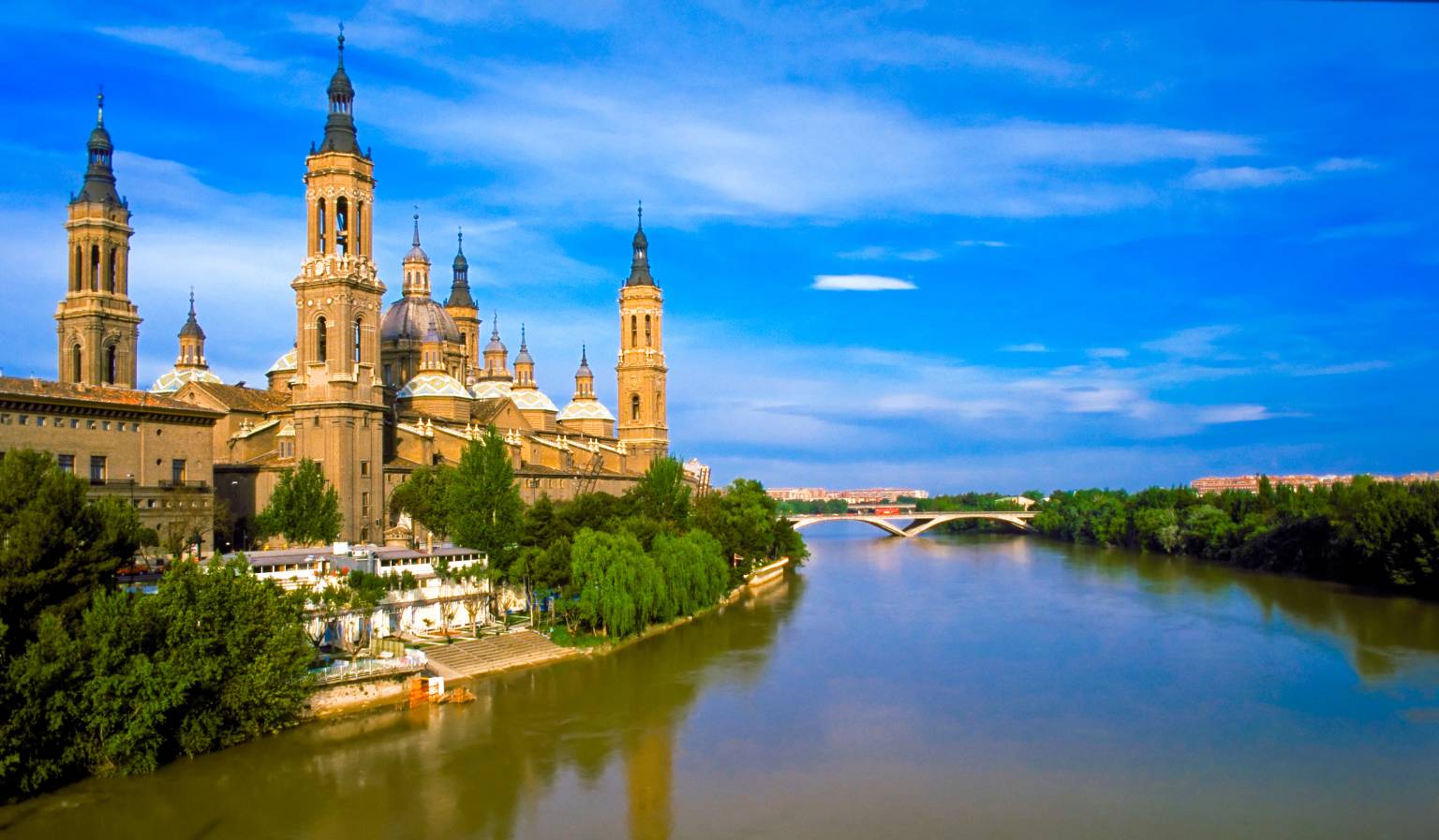 Kathedrale El Pilar und der Fluss Ebro