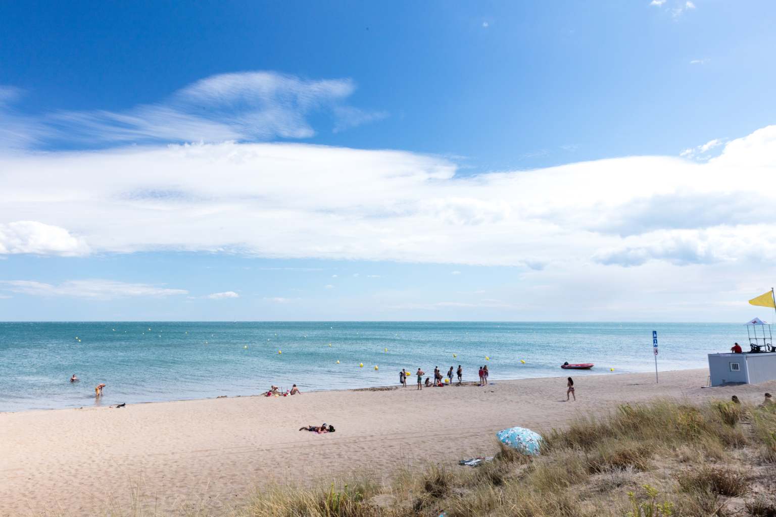 Large sandy beach next to Plage et le Bord de Mer campsite, Languedoc