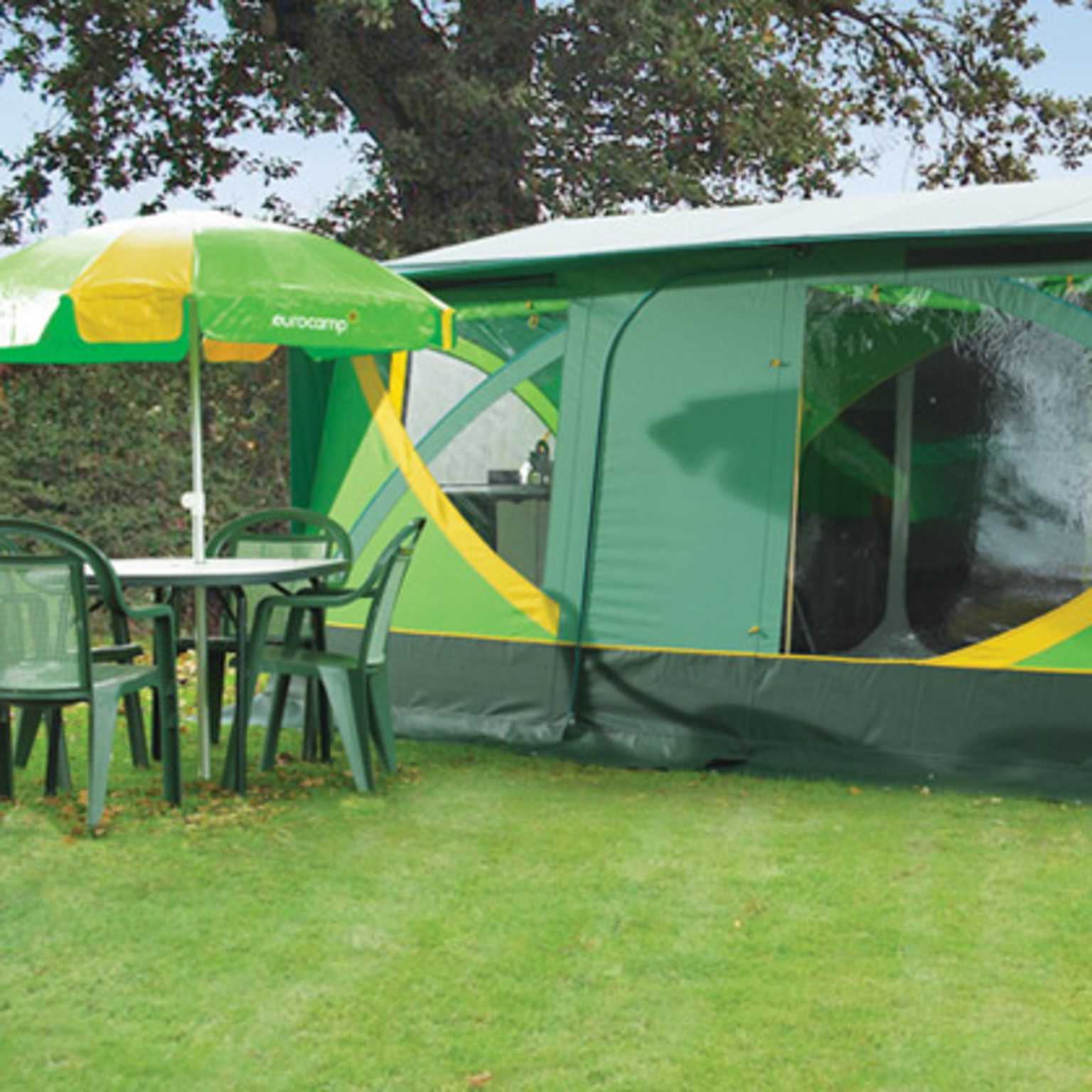 Classic Tent - zielony teren przed namiotem