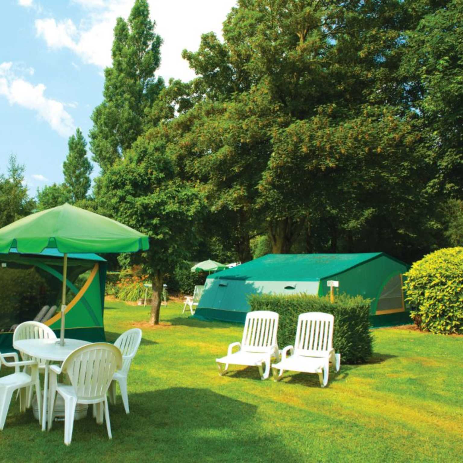 Classic Tent z meblami ogrodowymi