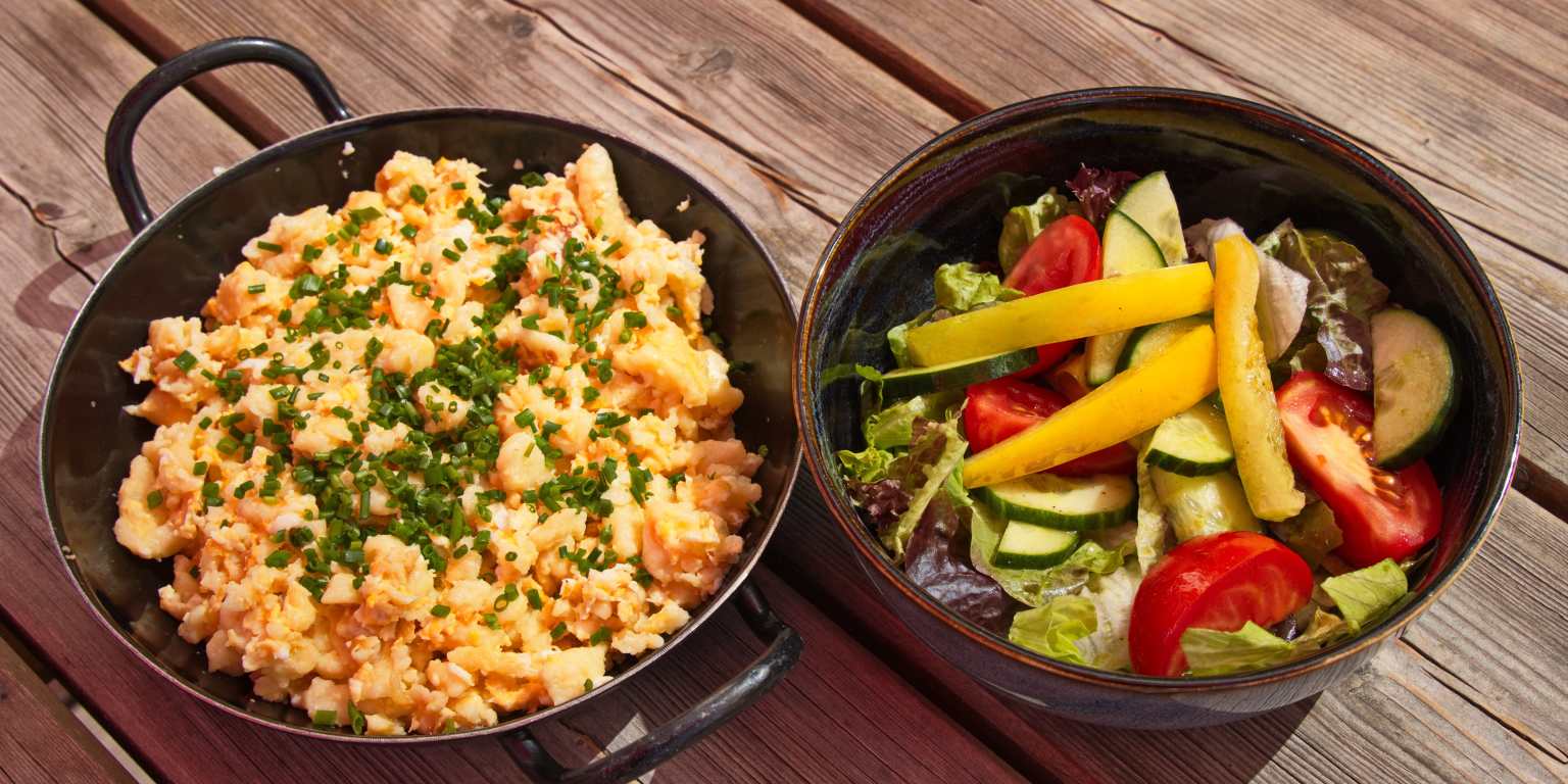 Spätzle with cheese and vegetable salad