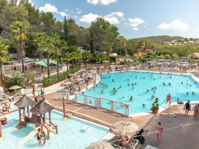 Luxe, ruim opgezette terrassencamping met een geweldig waterpark. Vlak