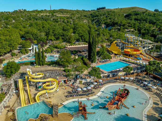 Camping Le Pommier in Villeneuve-de-Berg: het waterpark en de zwembaden (foto 2)