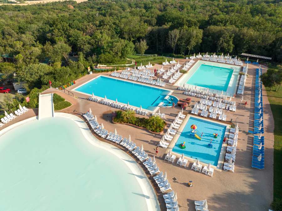 hu-montescudaio-village-cecina-tuscany-eurocamp