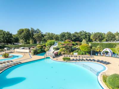 family pool with sunloungers, shallow corner for toddlers, la grande metairie, campsite, south brittany