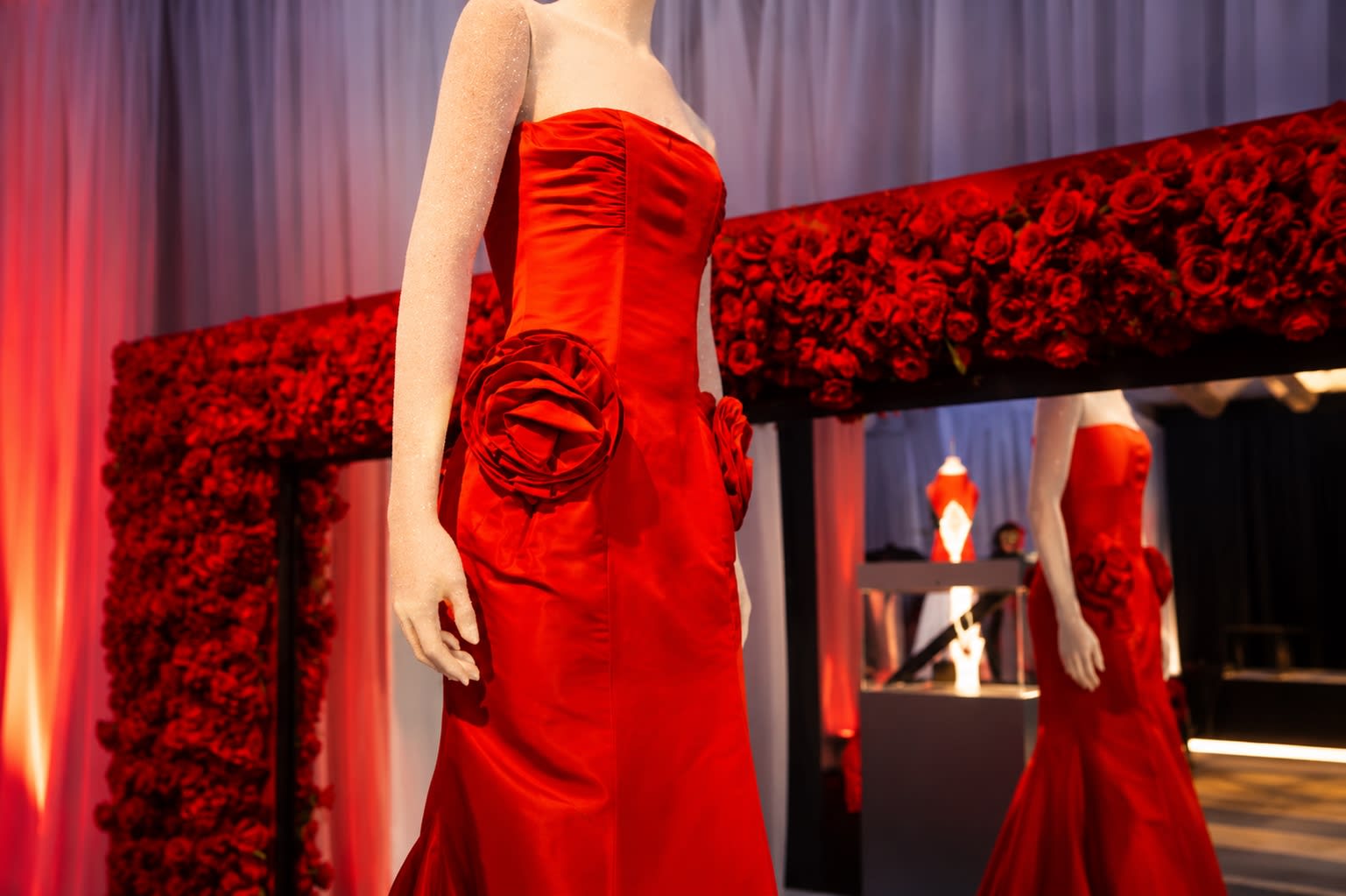 Valenti gala — red rose decor detail