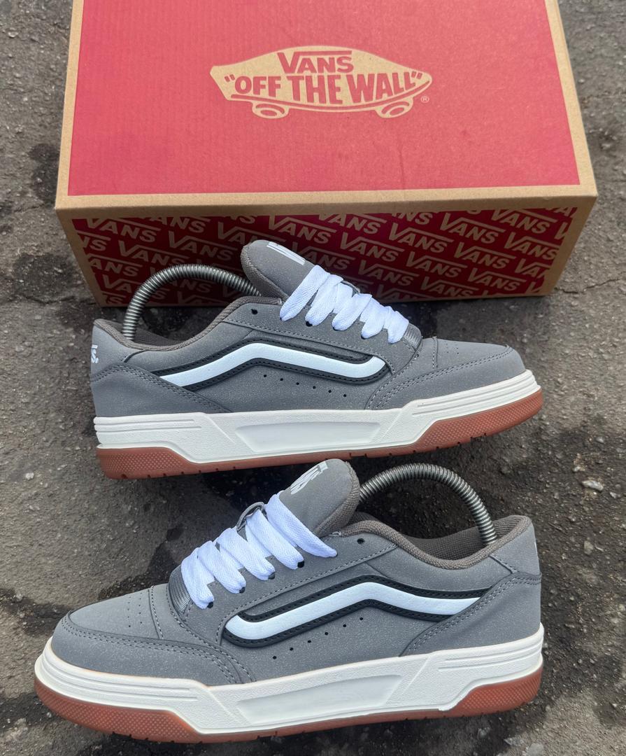 Baskets Vans Upland – Gris, Blanc & Semelle Gum
