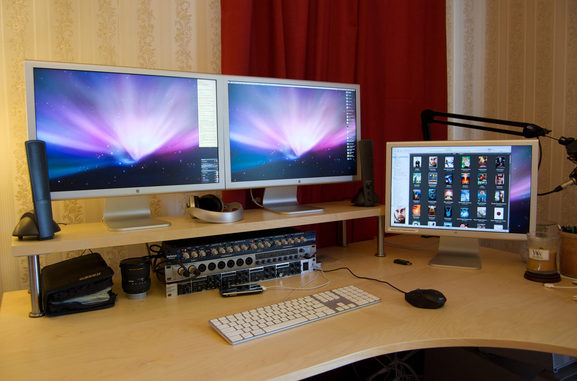 Display / monitor shelf