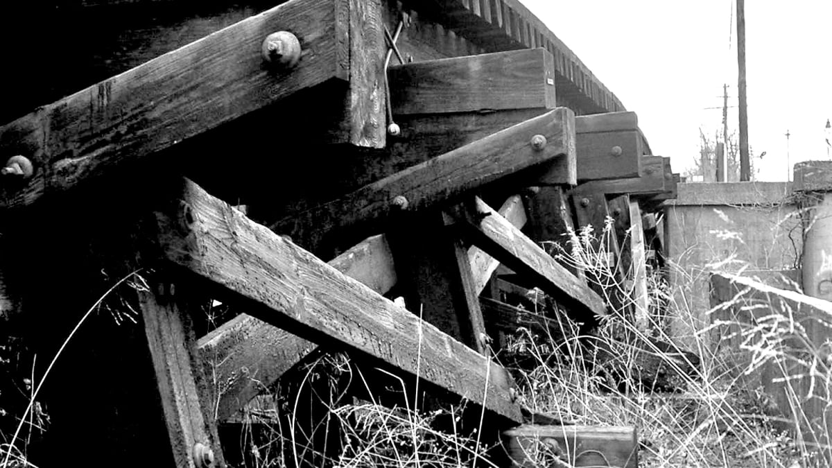 iPhone Wallpaper: Railroad Tracks