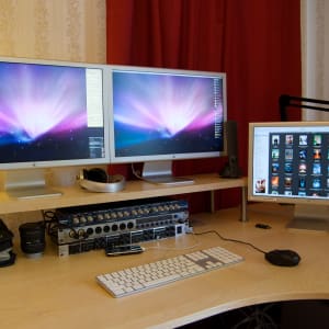 Display / monitor shelf