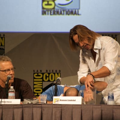 Josh Holloway tazes Damon Lindelof