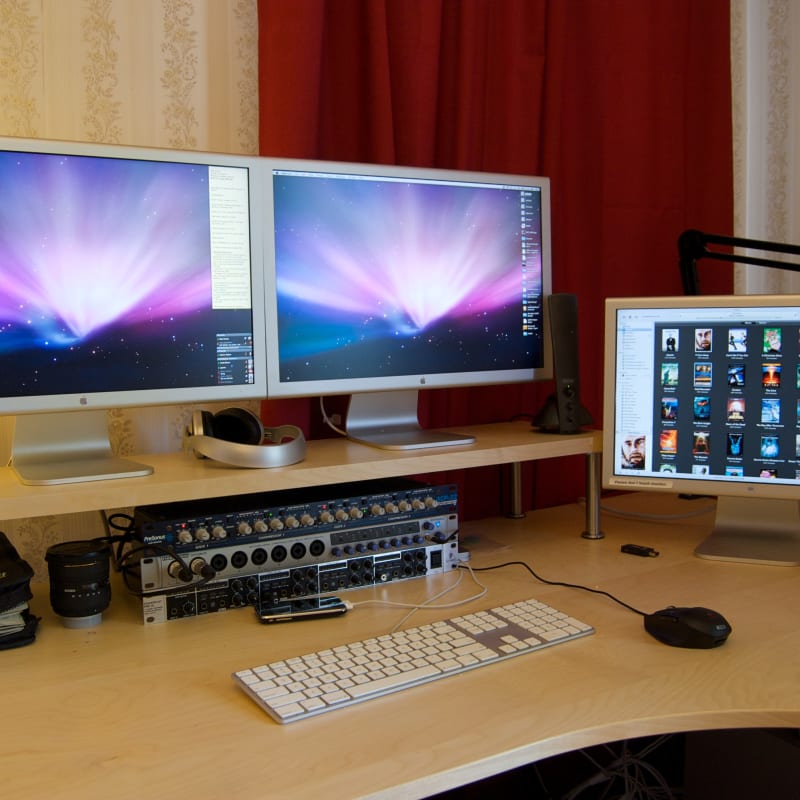 Display / monitor shelf