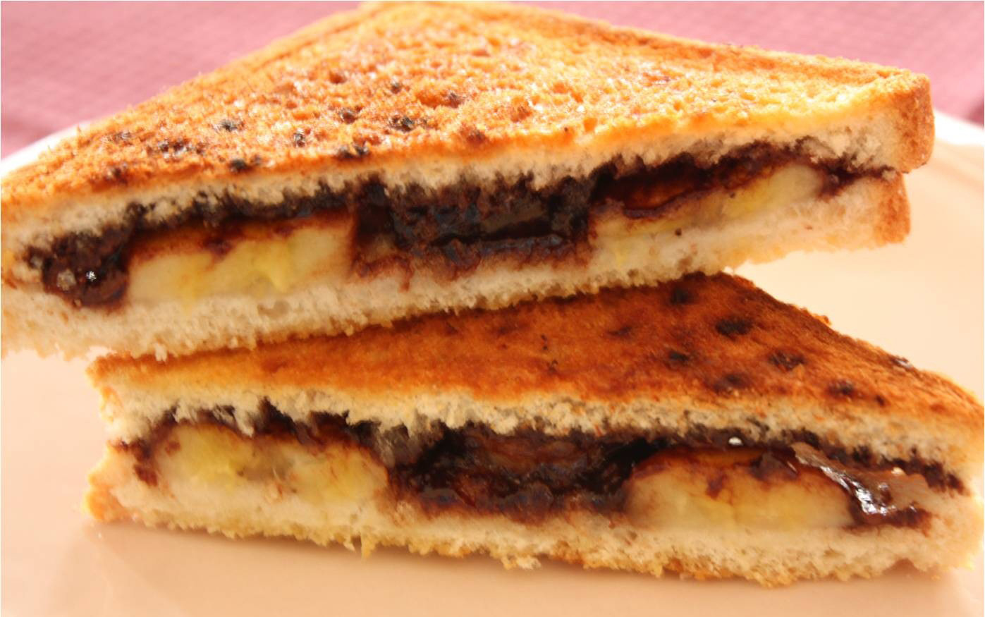 MUZLU ÇİKOLATALI TOST TARİFİ MUZLU ÇİKOLATALI TOST TARİFİ