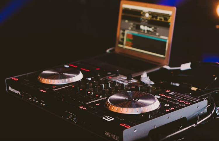 EXTRA HOURS DJ
