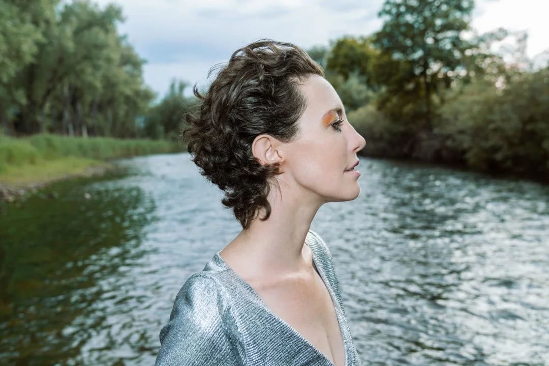 Esmé Patterson w/ Carly Powers (The Brambles)