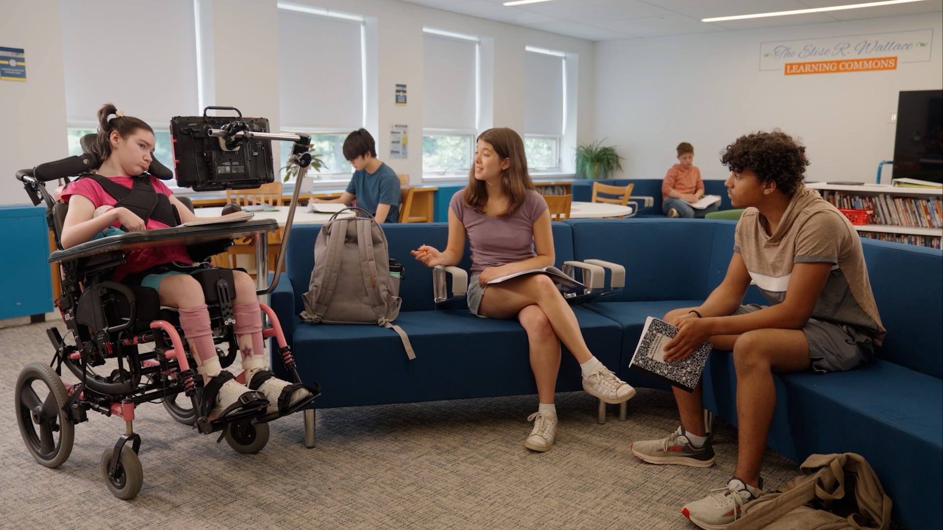 Making Connected Comments with Friends