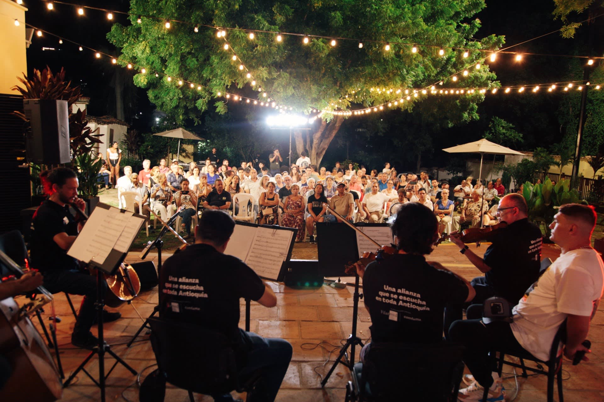 Photograph of a free outdoor symphonic music concert by FILARMED.