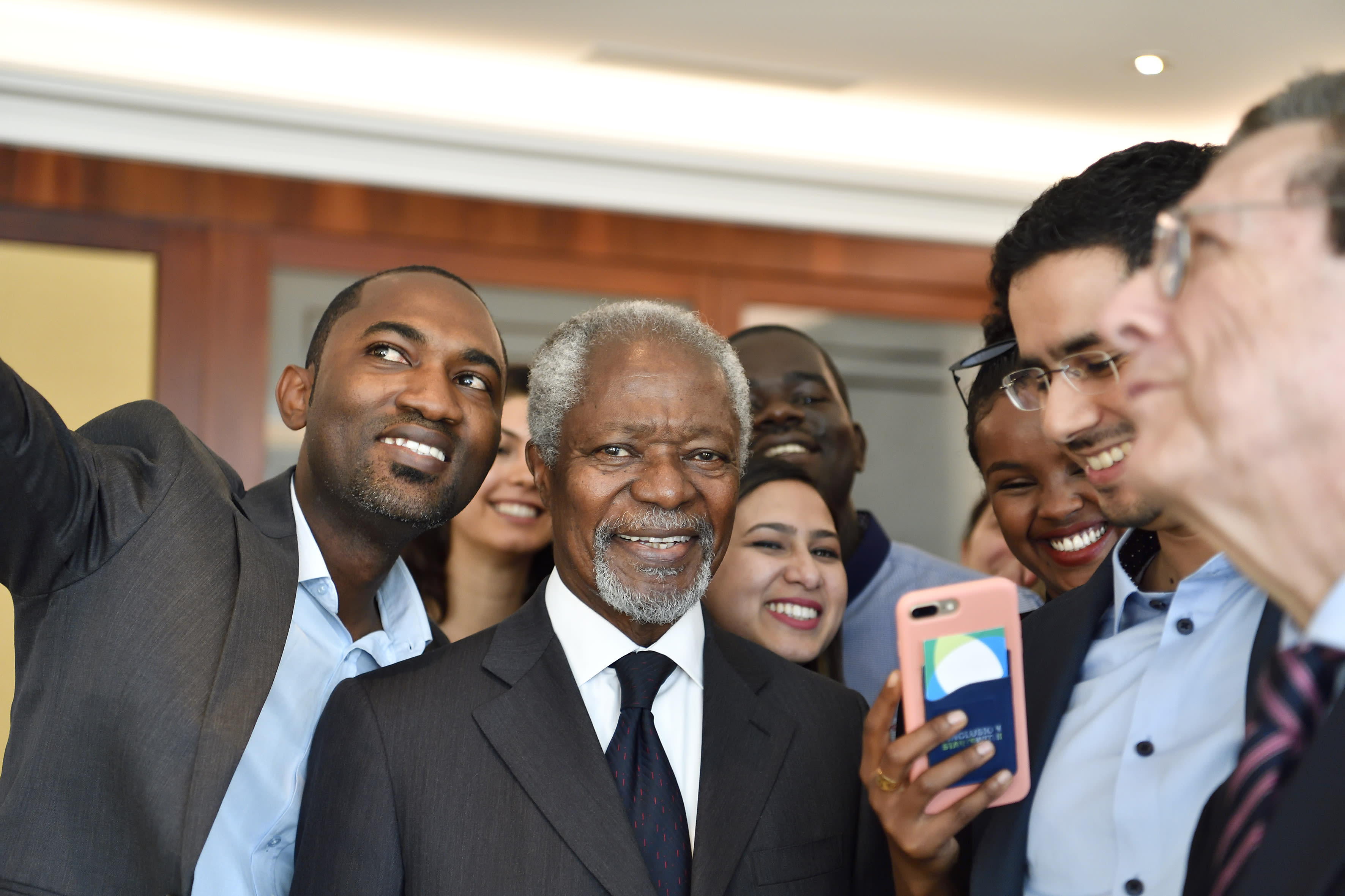 Kofi Annan with young leaders