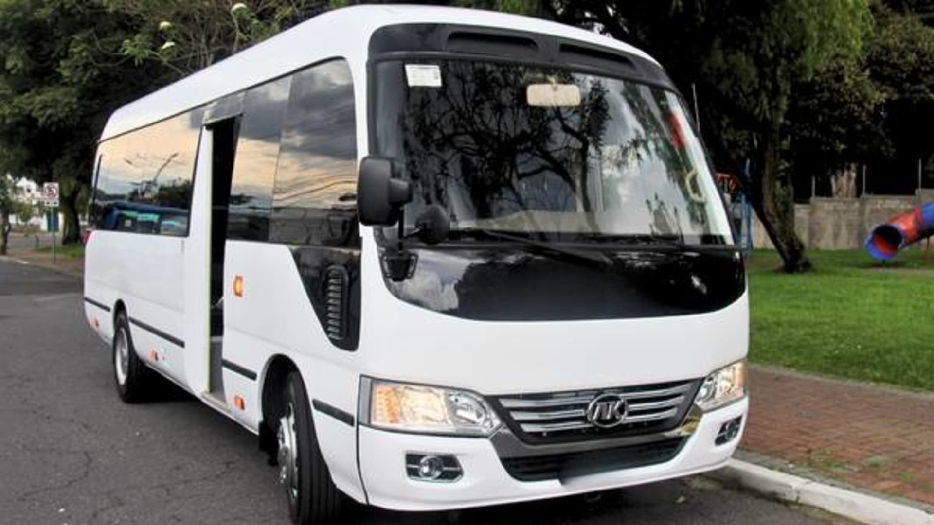 Minibús JAC Coaster de Dacartours para alquiler de busetas en Quito