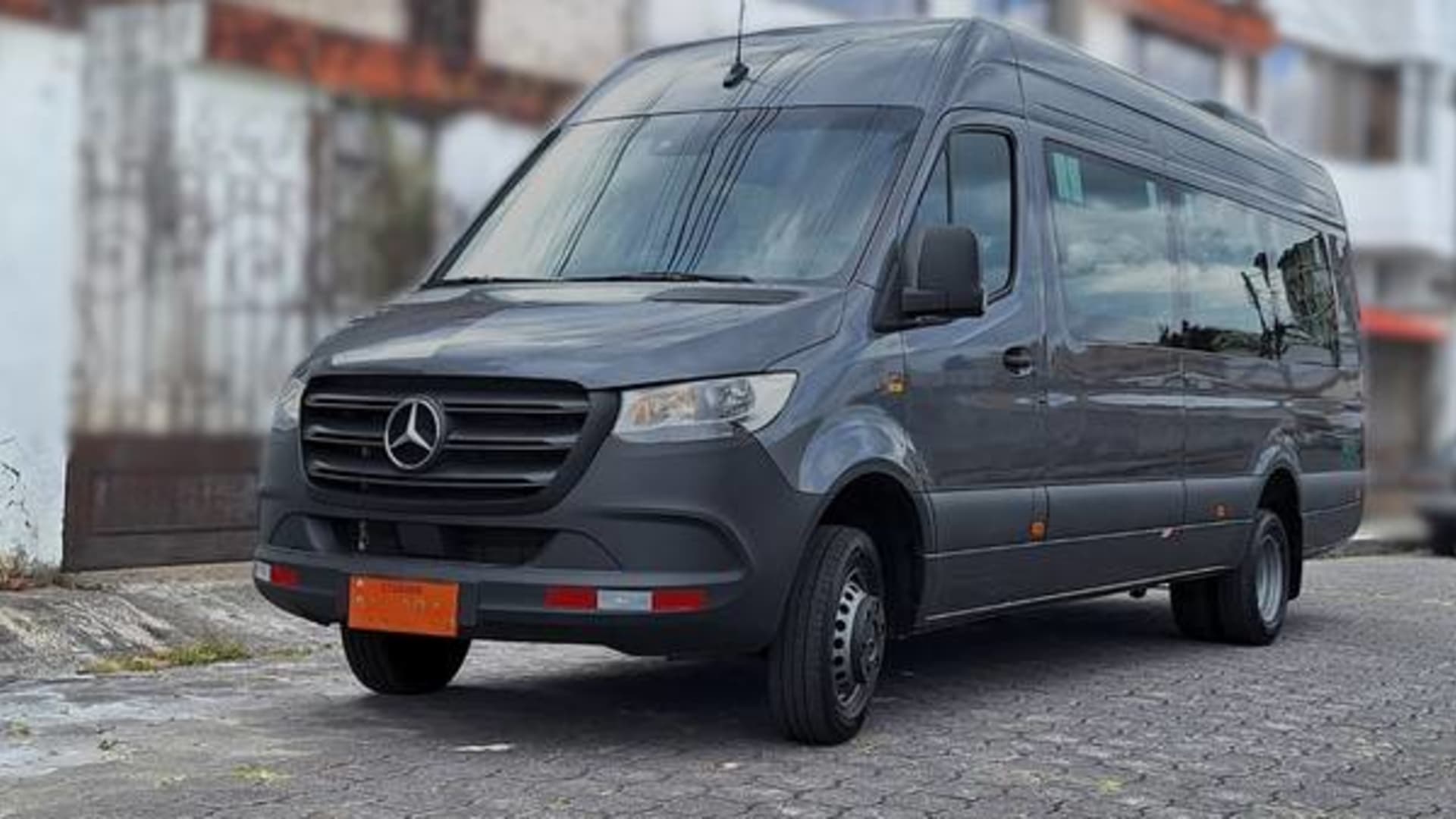 Unidad de la flota de Dacartours lista para un servicio en Quito