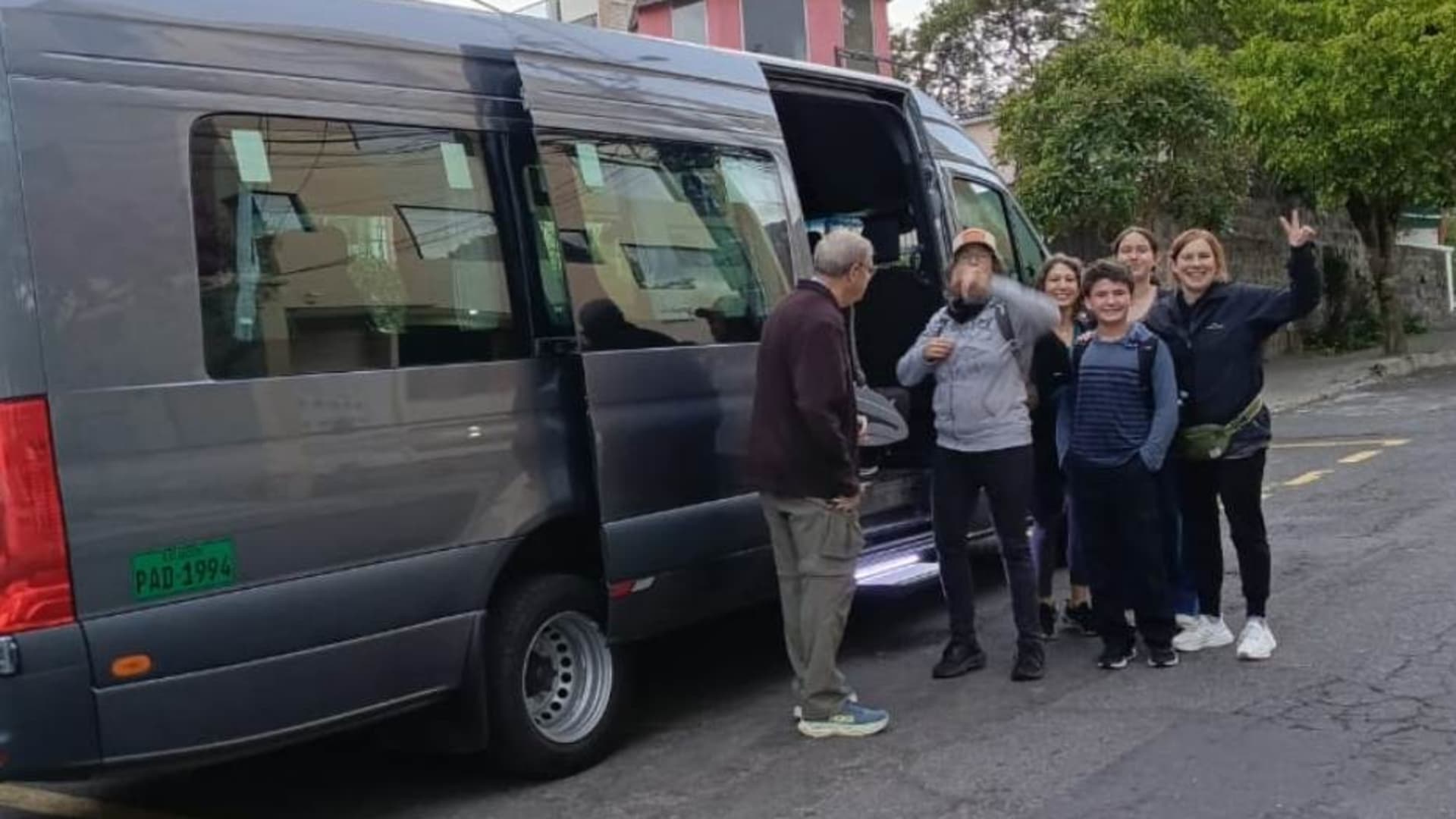 Unidad de Dacartours con viajeros en una ruta del Ecuador