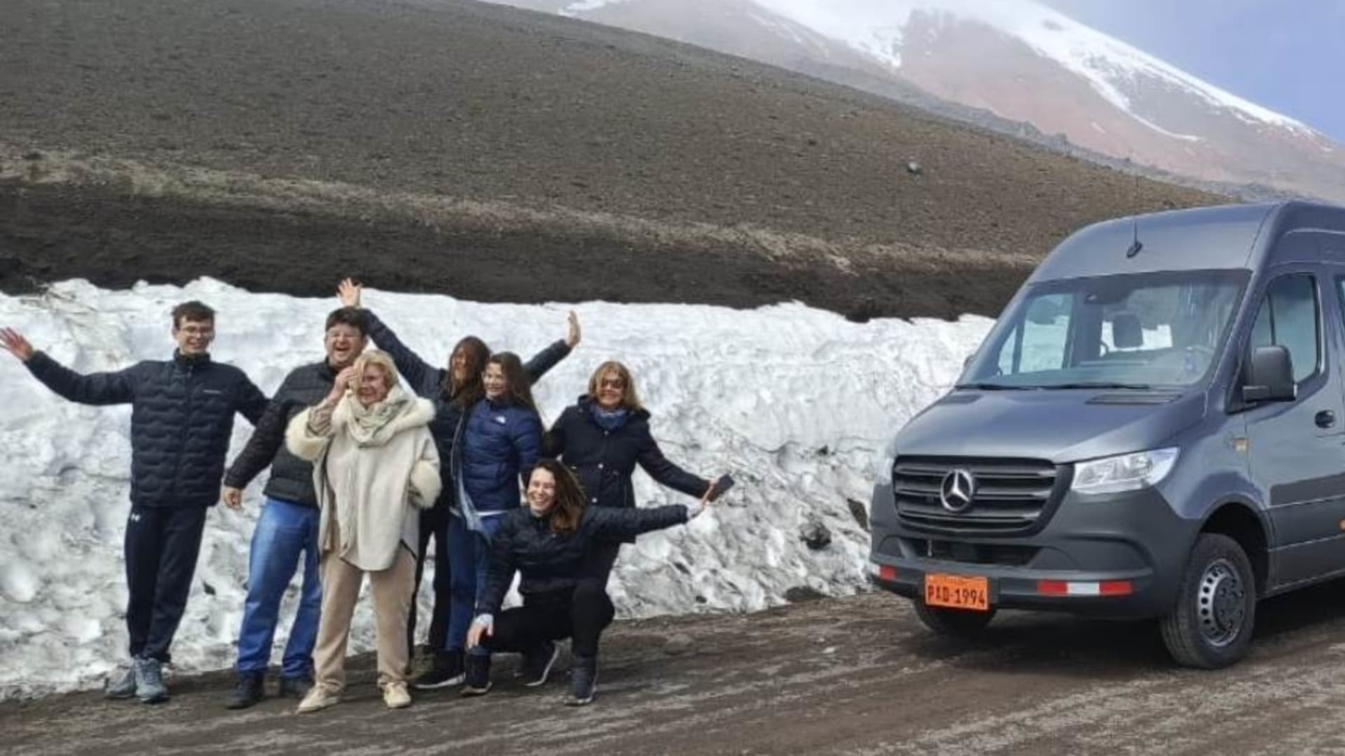 Equipo de Dacartours atendiendo un servicio de transporte en Quito