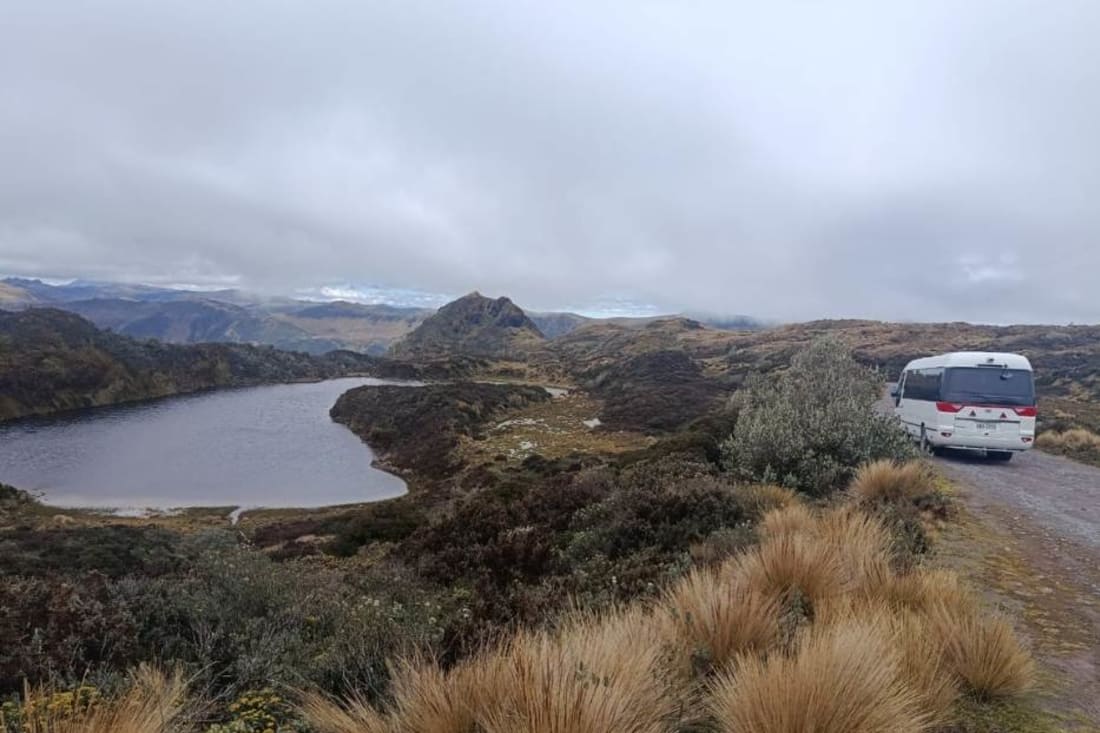 Unidad de Dacartours junto a una laguna de páramo