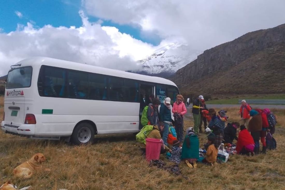 Grupo de viajeros descendiendo de un bus de Dacartours en destino