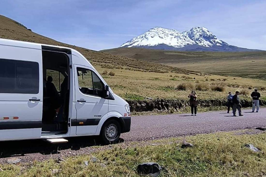 Van de Dacartours con la puerta abierta frente a un volcán nevado