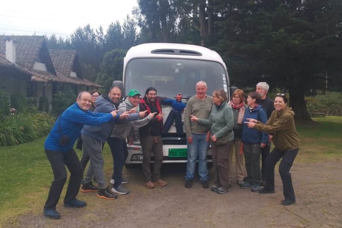 Grupo de viajeros al término de una jornada junto al bus de Dacartours