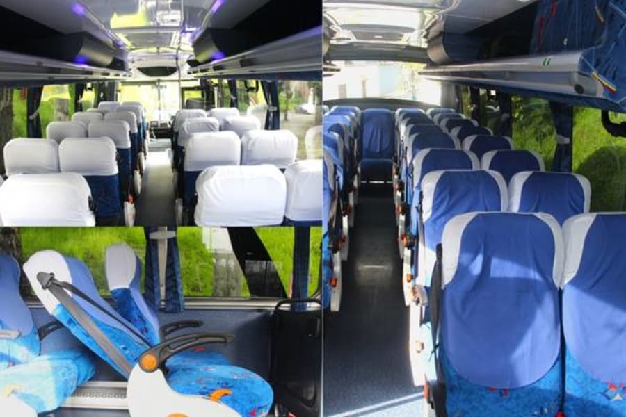 Interior de un bus de turismo de Dacartours con asientos reclinables