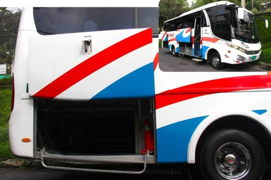 Bodega interna abierta de un bus de turismo de Dacartours cargada con equipaje