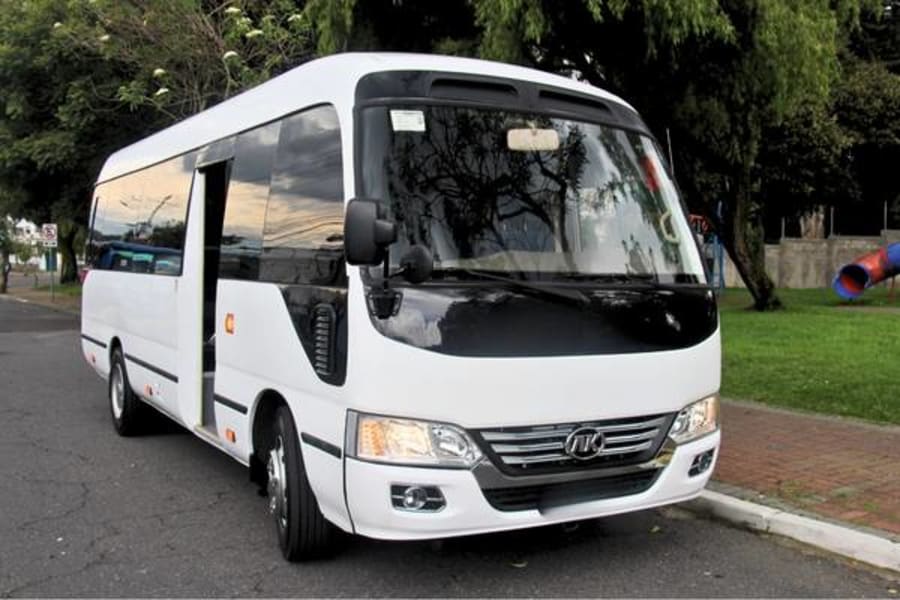 Minibús JAC Coaster de Dacartours para alquiler de busetas en Quito