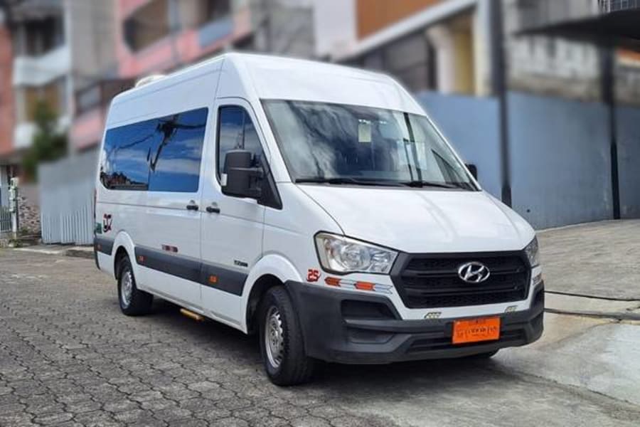 Furgoneta Hyundai H350 de Dacartours para alquiler con chofer en Quito