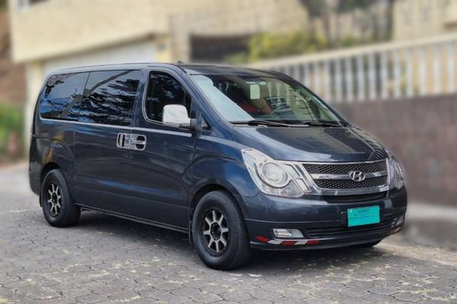Furgoneta Hyundai H1 de Dacartours lista para un servicio con chofer