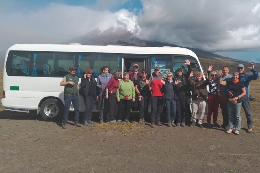 Grupo de una agencia receptiva embarcando en una unidad de Dacartours