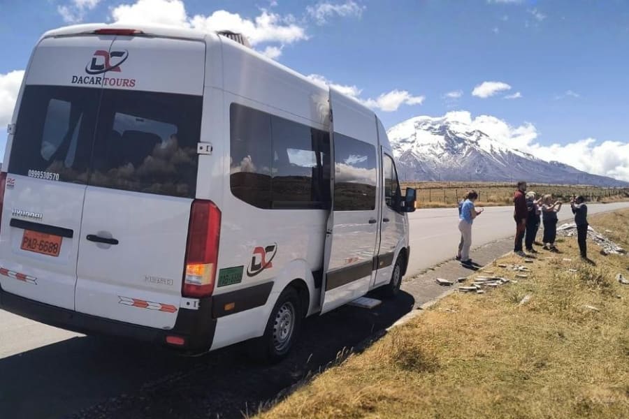 Asistentes a un congreso embarcando en una unidad de Dacartours