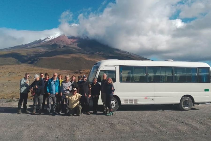 Invitados a una celebración trasladados por una unidad de Dacartours
