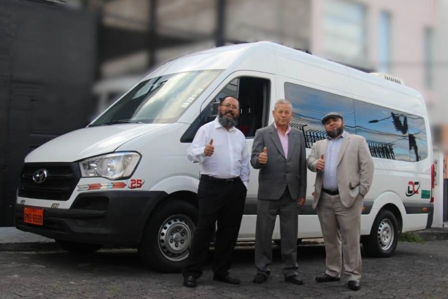 Personal de una empresa subiendo a una unidad de Dacartours