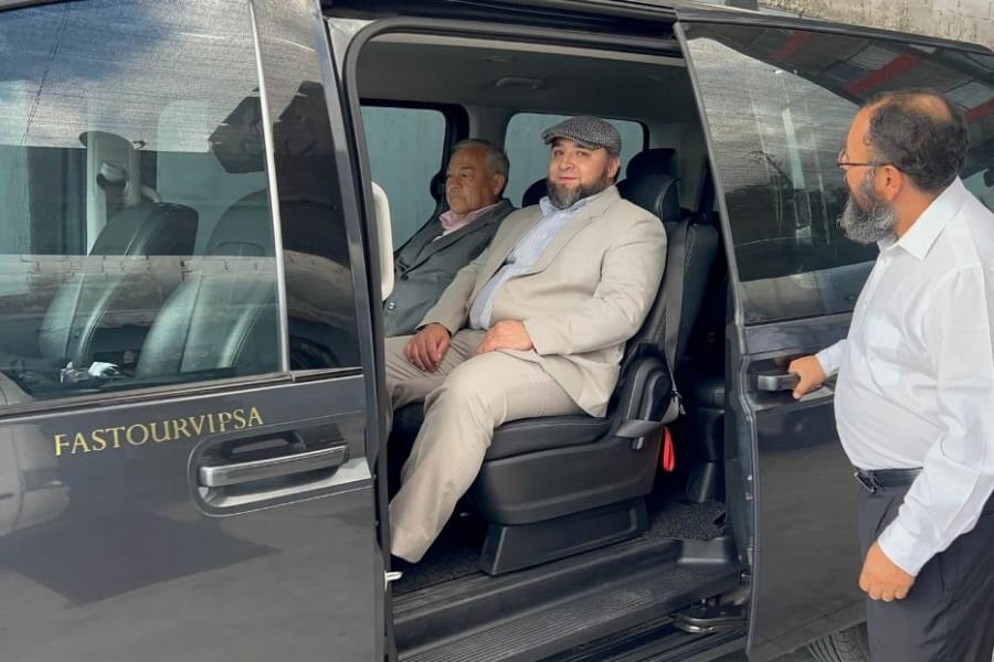Delegación empresarial atendida por una unidad de Dacartours