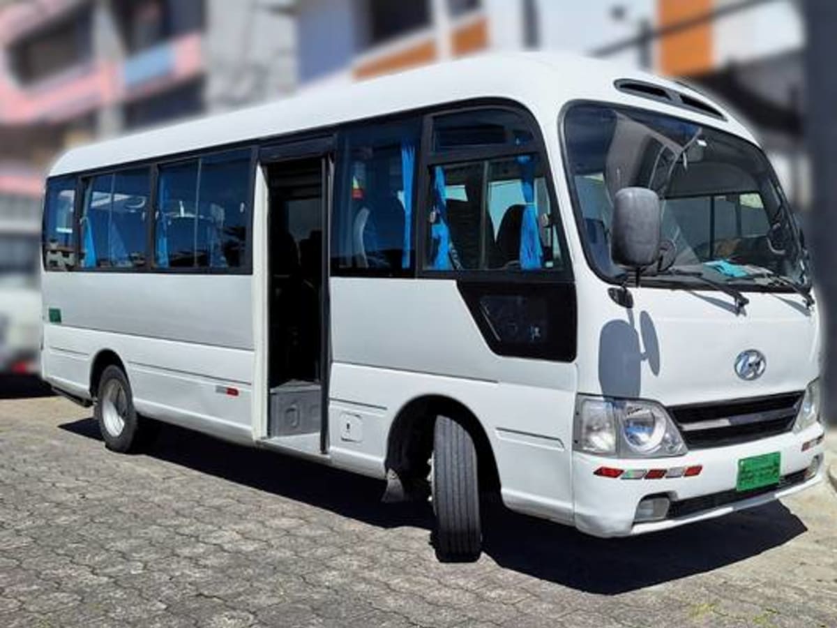 Minibús Hyundai County blanco de la flota de Dacartours