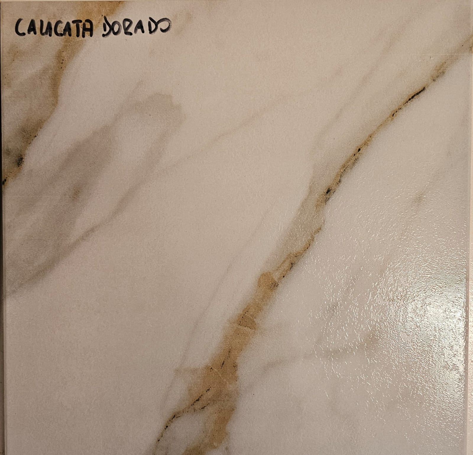 Imagen de Calacatta Dorado 43x43 (Cerámica Salteña)