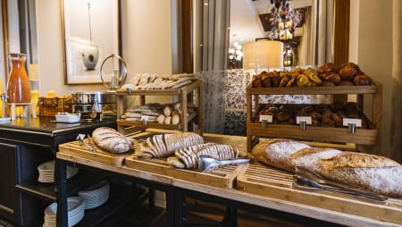 Buffet de pain et viennoiserie du Brunch Comme à la Maison de l'Hôtel Ermitage