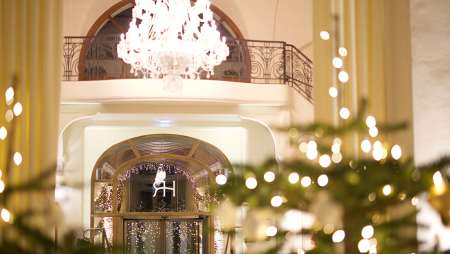 Lobby de l'Hôtel Royal avec les illuminations de fêtes de fin d'année