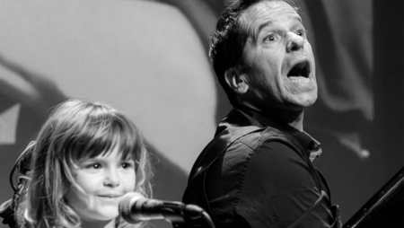 Karaoké des chanson disney, une enfant chante avec Jean-Yves Plat qui l'accompagne au piano - page concert Les Mélèzes.jpg