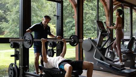 Hôtel Royal, 5 étoiles à Evian - Deux personnes dans la salle de fitness avec un coach