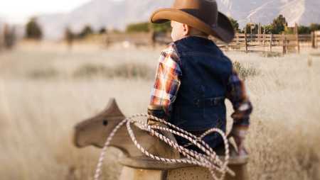Hôtel Royal, 5 étoiles, Hôtel Ermitage, 4 étoiles à Evian - enfant de dos en tenu de farwest, cowboy