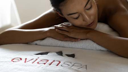 Hôtel Royal, 5 étoiles à Evian - Femme allongée pour un soin à l'EVIANSPA
