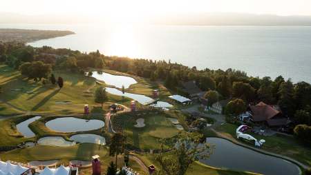 Evian Resort Golf Club à Evian - Vue sur ciel du parcours The Champions course et lac Léman
